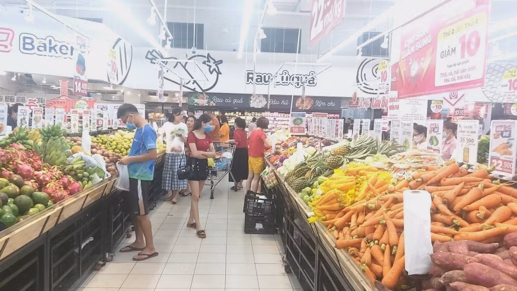 Hệ thống trung tâm thương mại, siêu thị trên địa bàn Quảng Ninh ngày càng tăng về số lượng và chất lượng (Trong ảnh; Người dân mua sắm tại Go Hạ Long).