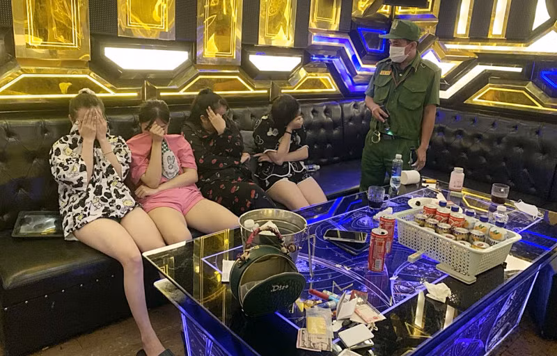 Các đối tượng dương tính với chất ma túy bị phát hiện tại karaoke KING 365.