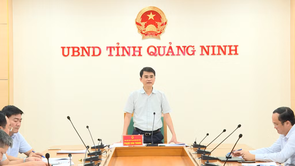 PCT UBND Tỉnh Phạm Văn Thành phát biểu chỉ đạo tại cuộc họp.