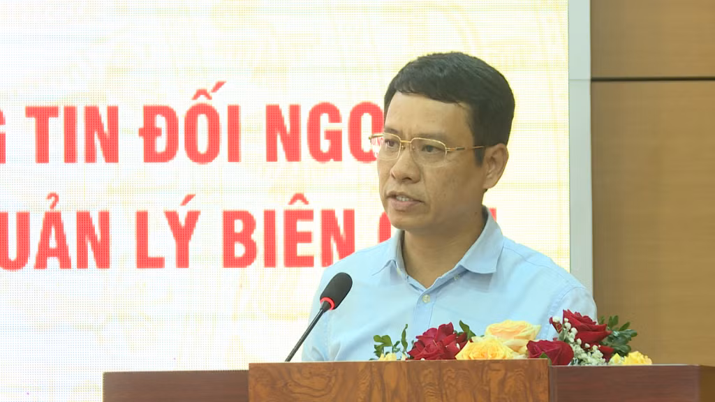 Đồng chí Nguyễn Hồng Dương, Tỉnh ủy viên, Trưởng Ban Tuyên giáo Tỉnh ủy, Trưởng Ban chỉ đạo Công tác thông tin đối ngoại tỉnh, phát biểu tại buổi tọa đàm.