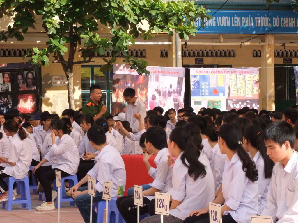 Các đảng viên trẻ, ĐVTN đa dạng các hoạt động tuyên truyền về phòng chống ma túy trong trường học.