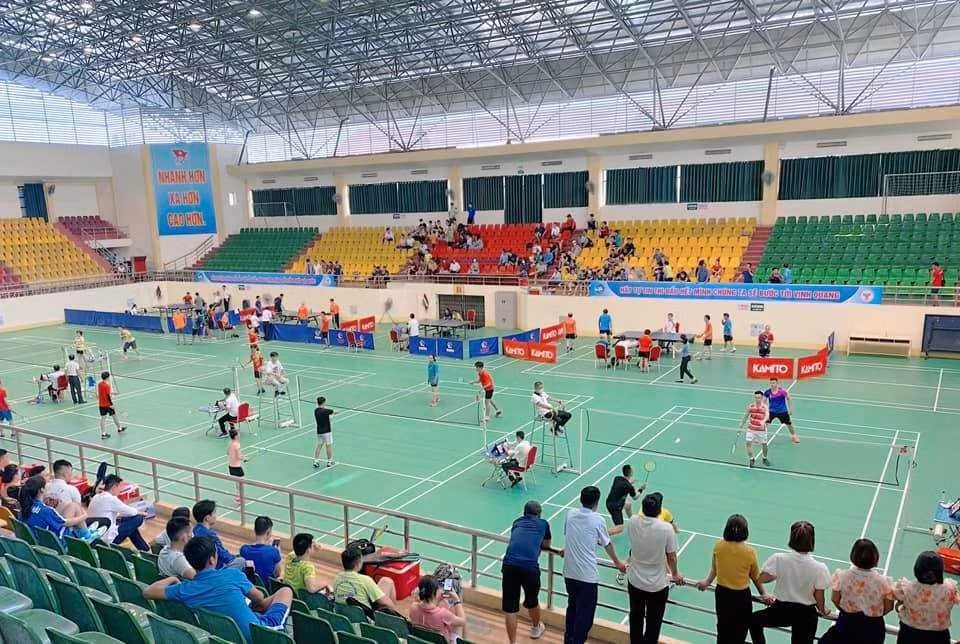 Thi đấu môn Cầu lông trong khuôn khổ Đại hội TDTT TP Cẩm Phả lần thứ IX, năm 2021.