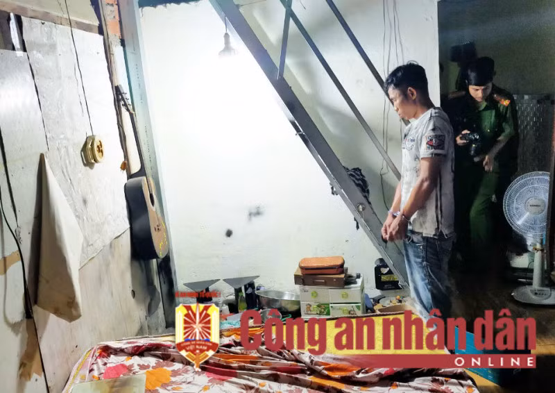 Cơ quan Công an khám xét nơi ở của đối tượng cầm đầu Dương Minh Tuấn (tức Ba Teo).