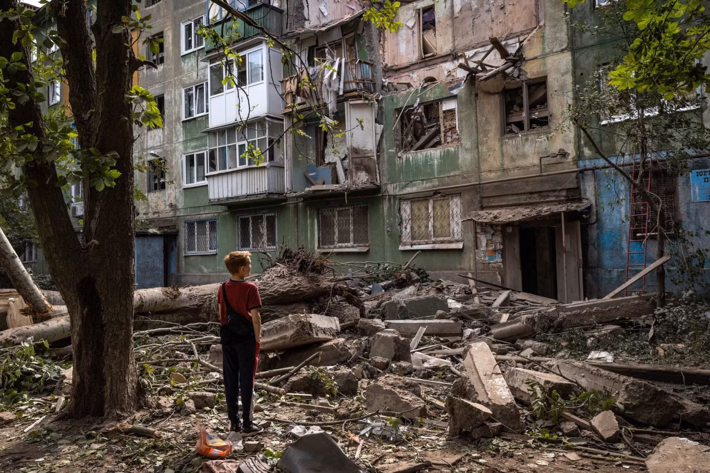 Một tòa nhà chung cư bị hư hỏng ở Kostiantynivka, miền đông Ukraine vào tháng 8/2022. Ảnh: NYT