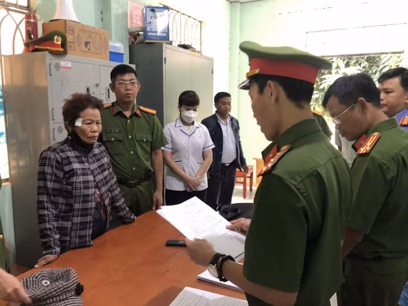 Công an đọc lệnh bắt giữ bị can Thông Thị Định (áo sọc).