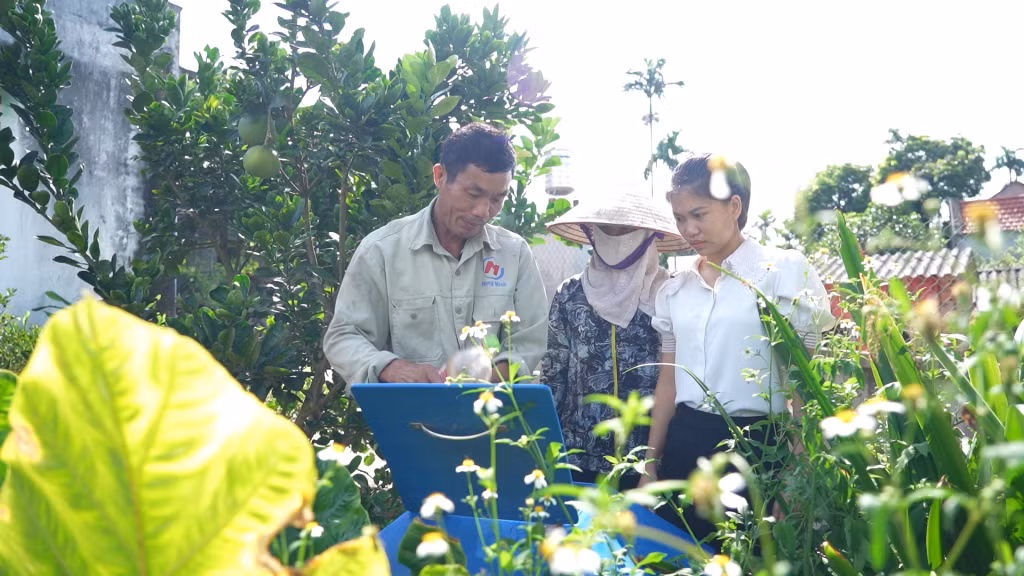 Cán bộ Hội LHPN xã Nguyễn Huệ kiểm tra việc thực hiện mô hình 3T tại gia đình hội viên.