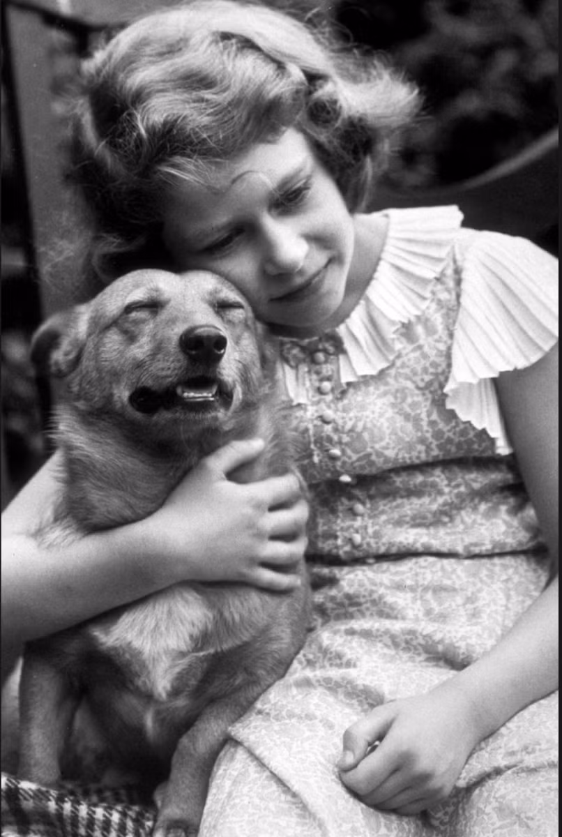 Công chúa Elizabeth và chú chó corgi vào năm 1936.