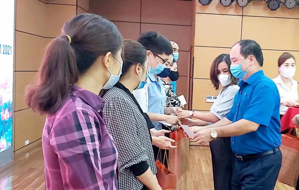 Công đoàn viên chức tỉnh tặng quà công nhân có hoàn cảnh khó khăn dịp Tháng Công nhân.