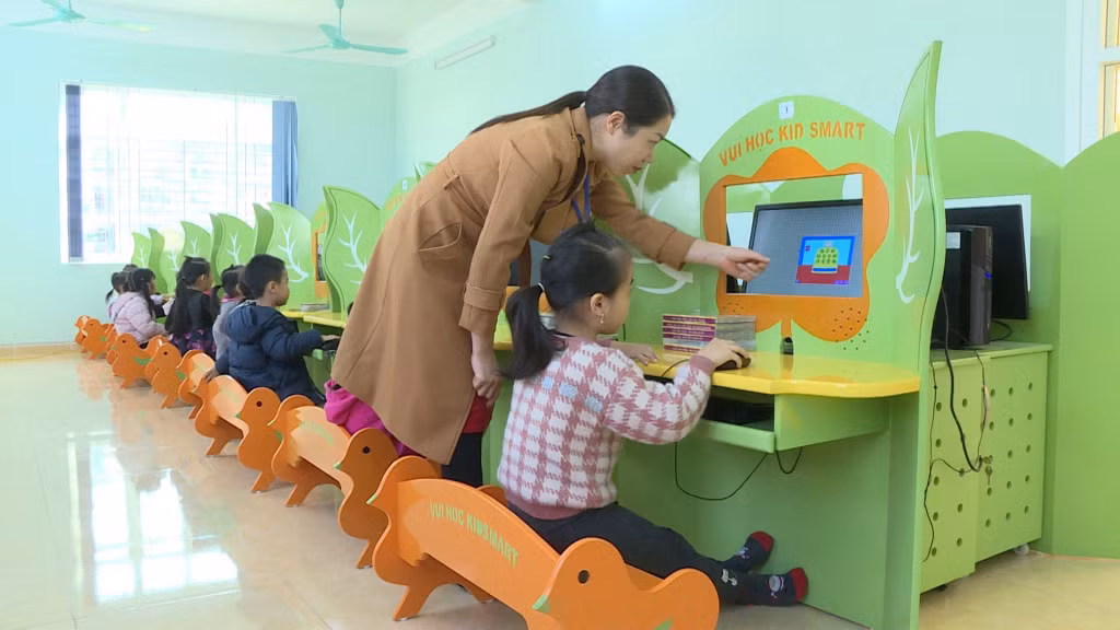 Trẻ 5 tuổi Trường Mầm non thị trấn Bình Liêu (huyện Bình Liêu) vui học cùng Kid smart - phần mềm phát triển trí tuệ cho trẻ.