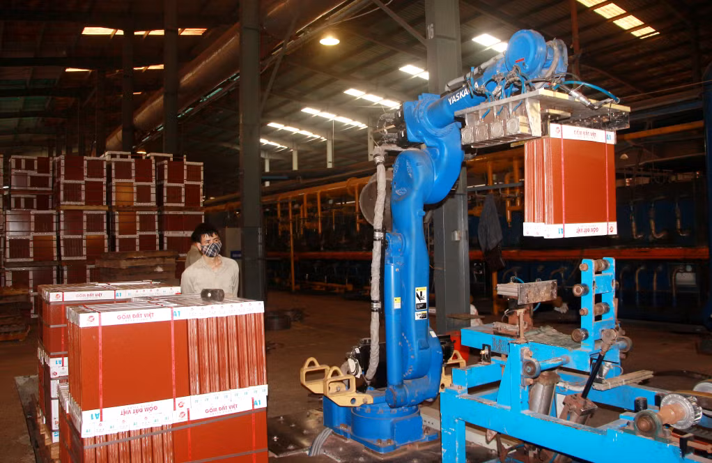 Tổ hợp Công ty CP Gốm Đất Việt sử dụng robot trong sản xuất gạch ngói (9-2022). Ảnh: Mạnh Trường