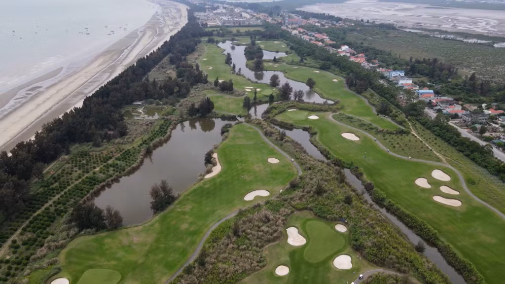 Sân Golf Quốc tế Móng Cái với địa hình độc đáo, nhiều hố Golf có độ khó cao.