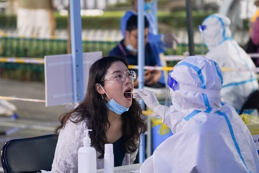 Xét nghiệm COVID-19 ở Trung Quốc. Ảnh: Tân Hoa Xã