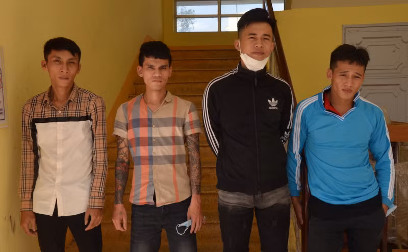 Các đối tượng bị tạm giữ để điều tra.