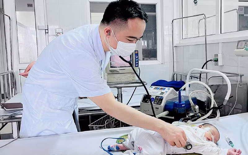 Bác sĩ thăm khám cho trẻ mắc bệnh đường hô hấp. Ảnh: BVCC