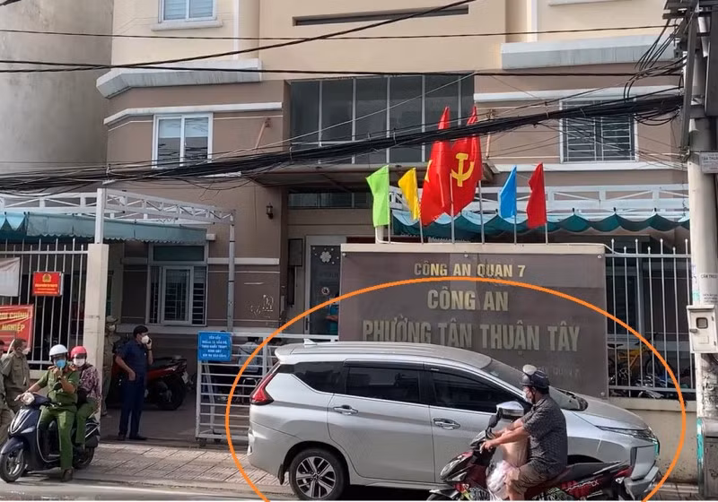 Lộc điều khiển xe ô tô chở xác chị N đến cơ quan Công an để đầu thú.