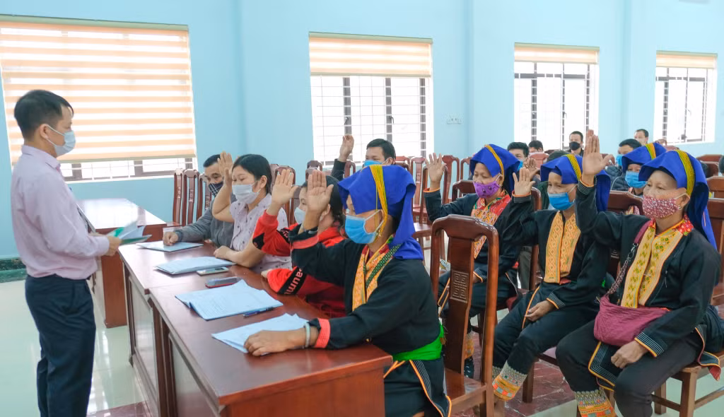 Ngân hàng CSXH huyện Ba Chẽ họp tổ tiết kiệm và vay vốn triển khai các chương trình tín dụng chính sách.