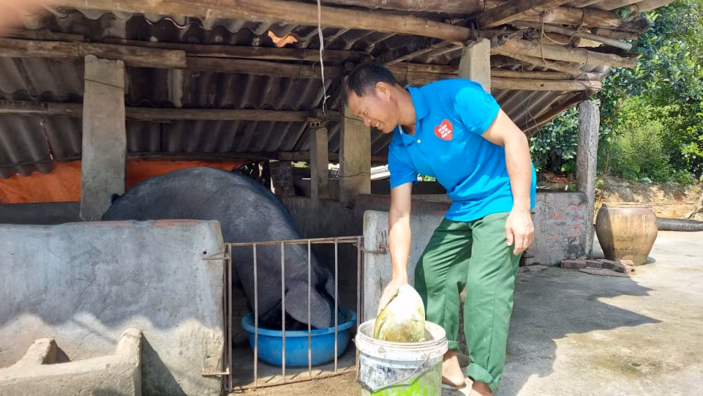 Mắt kém nhưng anh Lê Văn Khoa vẫn là lao động chính trong gia đình