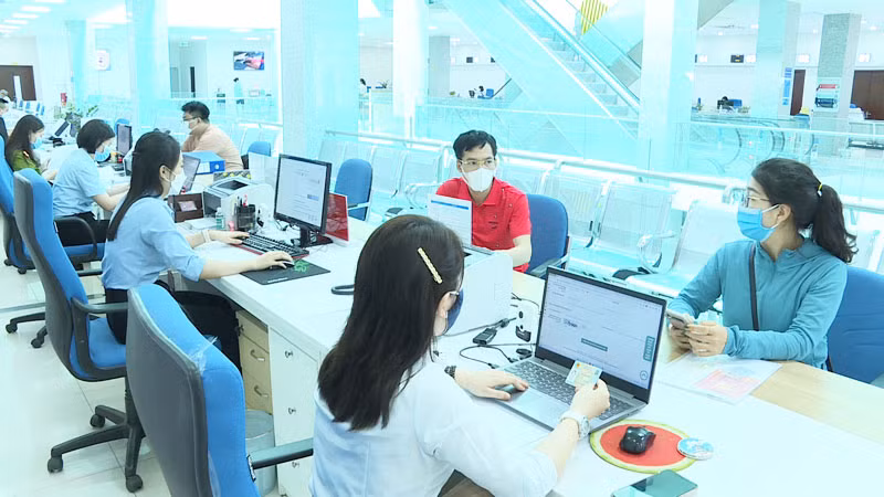 Người dân đến thực hiện TTHC tại Trung tâm Hành chính công TP Uông Bí.