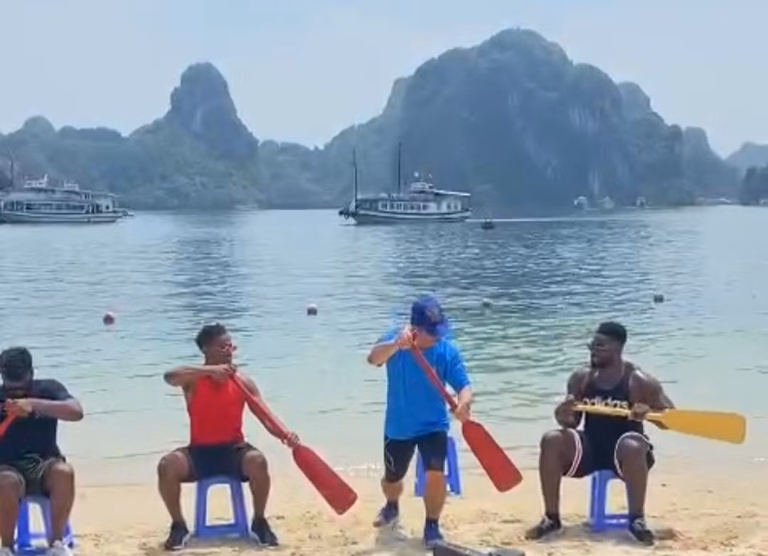 Patrice Evra bắt đầu thành thạo với mái chèo. Ảnh: CTV
