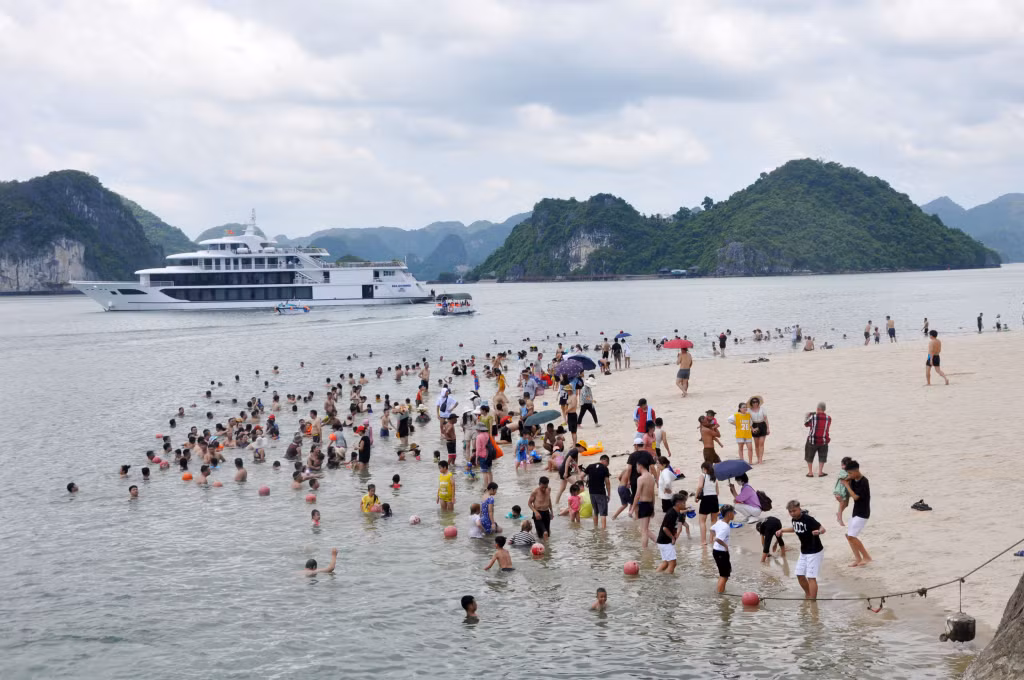 Trên Vịnh Hạ Long hiện nay chỉ có duy nhất bãi tắm Ti-tốp được cấp phép và đang hoạt động, phục vụ nhu cầu tắm biển của du khách.
