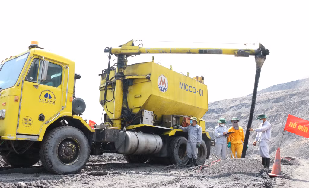 Xe sản xuất thuốc nổ MICCO - 01 đang nạp mìn tại khai trường Công ty CP Than Cao Sơn. Hiện nay, Công ty TNHH MTV Công nghiệp Hóa chất mỏ Việt Bắc-MICCO quản lý và vận hành 8 xe sản xuất thuốc nổ chuyên dụng trên khai trường mỏ. Đây là hệ thống cơ giới hóa nạp mìn tiên tiến và hiện đại phục vụ nổ mìn cho các mỏ lộ thiên.