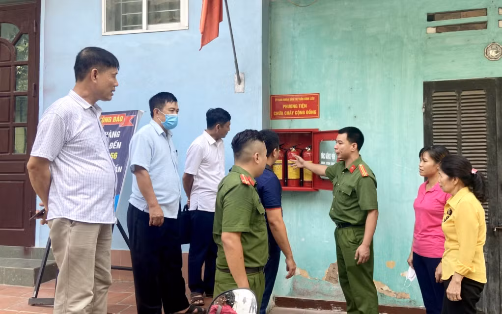 Công an huyện Bình Liêu hướng dẫn người dân cách sử dụng bình chữa cháy tại cộng đồng.