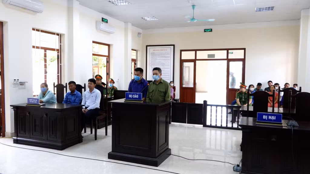 Các bị cáo Hoàng Đức Minh và Hoàng Văn Giang thành khẩn khai báo hành vi phạm tội tại phiên tòa xét xử.
