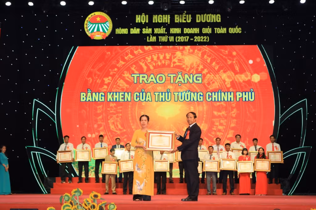 Phó Thủ tướng Chính phủ Lê Văn Thành trao tặng Bằng khen của Thủ tướng Chính phủ cho bà Nguyễn Thị Chúc, phường Xuân Sơn, TX Đông Triều.