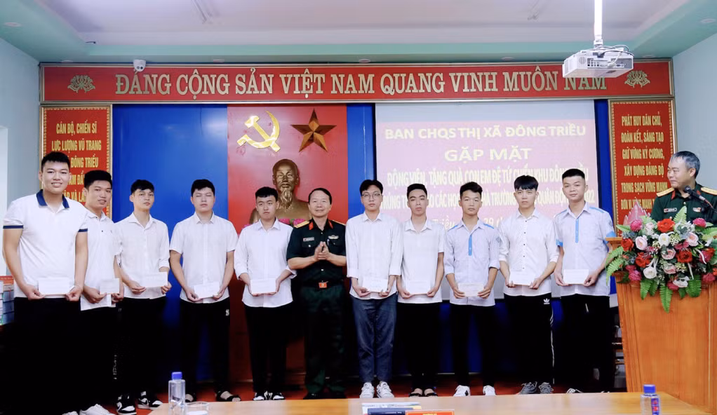 Thượng tá Nguyễn Quốc Khánh, Chính trị viên Ban CHQS thị xã Đông Triều, trao tặng các thí sinh phần quà động viên.