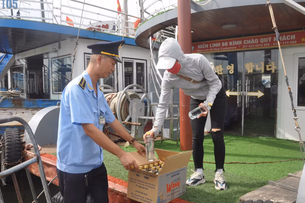 Các tàu du lịch đã chuyển sang sử dụng nước lọc trong các chai thuỷ tinh thay vì chai nhựa trong chương trình "Vịnh Hạ Long không rác thải nhựa".