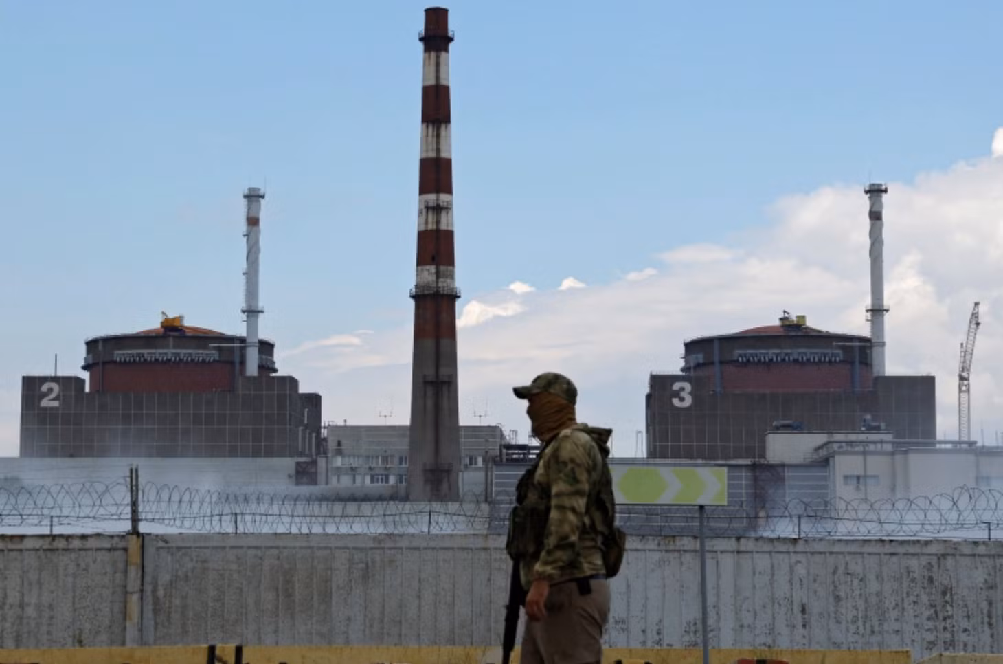 Binh sĩ Nga đứng gác gần nhà máy điện hạt nhân Zaporozhye. Ảnh: Reuters