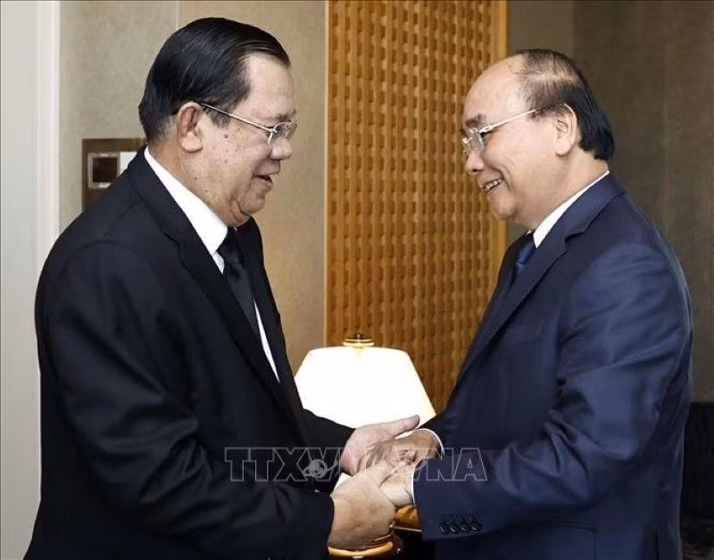 Chủ tịch nước Nguyễn Xuân Phúc gặp Thủ tướng Campuchia Samdech Techno Hun Sen. (Ảnh: Thống Nhất/TTXVN)