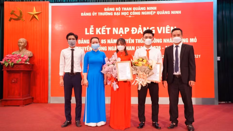 Sinh viên Nguyễn Thị Hồng Nhung (thứ 3, từ trái sang) vinh dự trở thành Đảng viên Đảng Cộng sản Việt Nam.