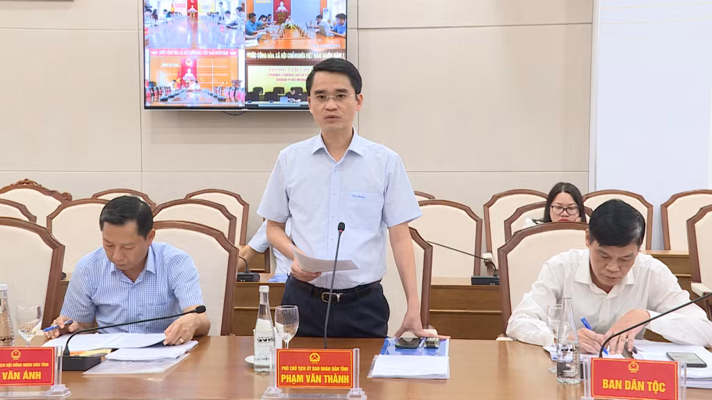 Phó Chủ tịch UBND tỉnh Phạm Văn Thành trao đổi, làm rõ những quan tâm của thành viên Đoàn giám sát.