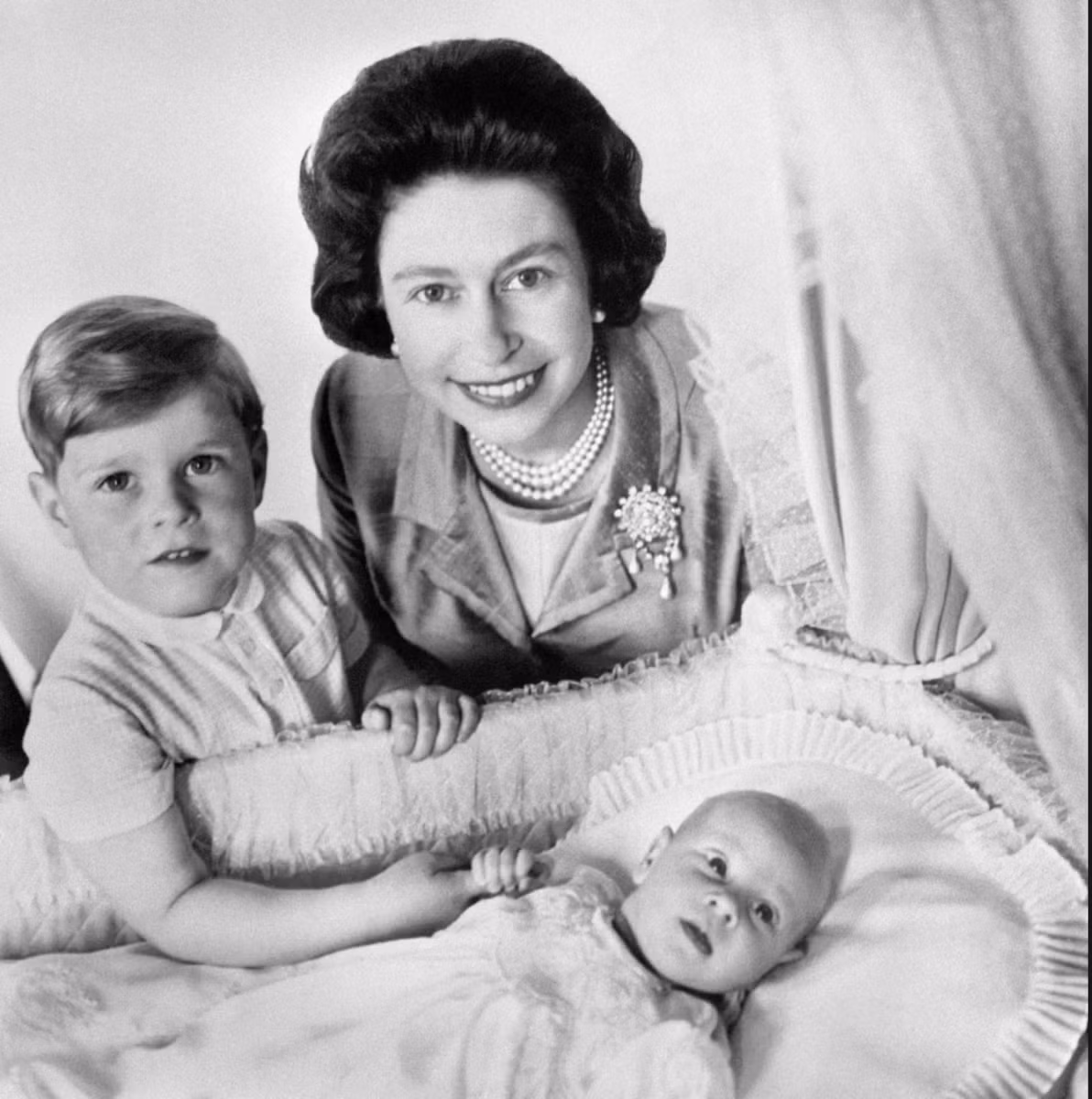Nữ hoàng Elizabeth II và người con thứ tư, Hoàng tử Edward đang nằm trong nôi vào năm 1964.