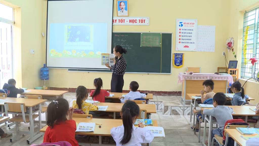 Phòng học thông minh giúp các tiết học của học sinh Trường Tiểu học Quảng Lâm (huyện Đầm Hà) trở nên sinh động hơn.