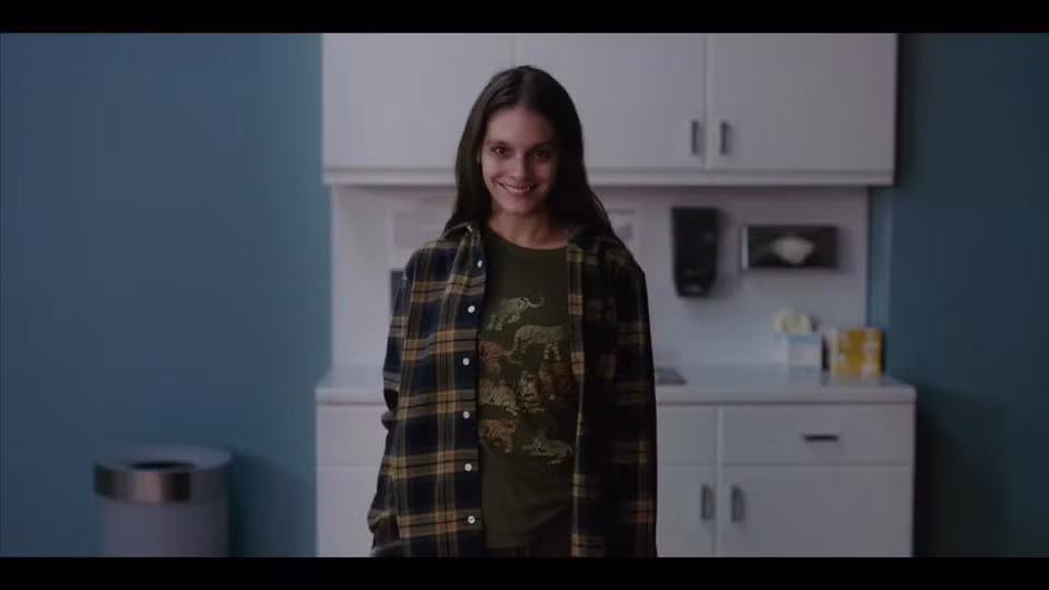 Nụ cười đáng sợ của người bệnh nhân mà bác sĩ Rose Cotter phụ trách. Ảnh: IMDb