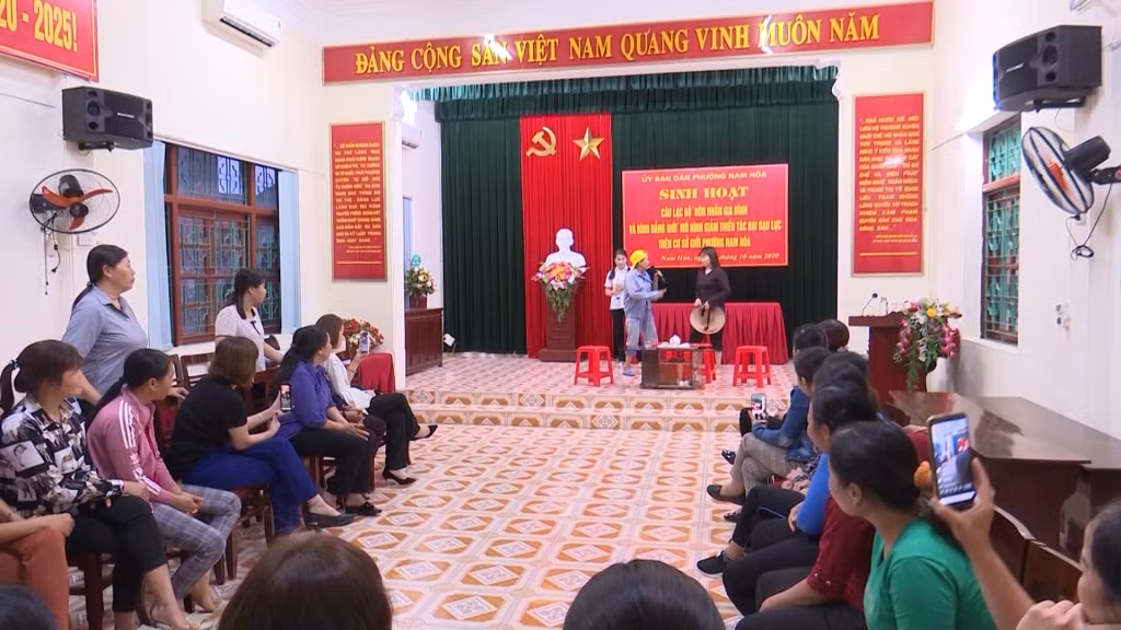 Sinh hoạt chuyên đề về phòng, chống bạo lực gia đình tại CLB hôn nhân gia đình và bình đẳng giới phường Nam Hòa (TX Quảng Yên).
