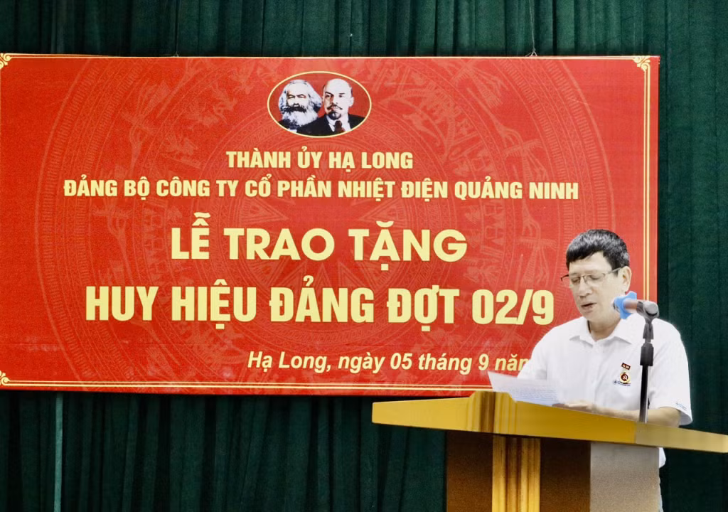 Đồng chí Phạm Bá Đức phát biểu cảm tưởng tại buổi lễ.