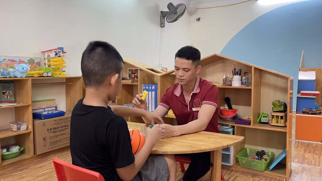 Trẻ tự kỷ được dạy 1-1 tại Trung tâm Hỗ trợ phát triển giáo dục hòa nhập Hoa Sen.