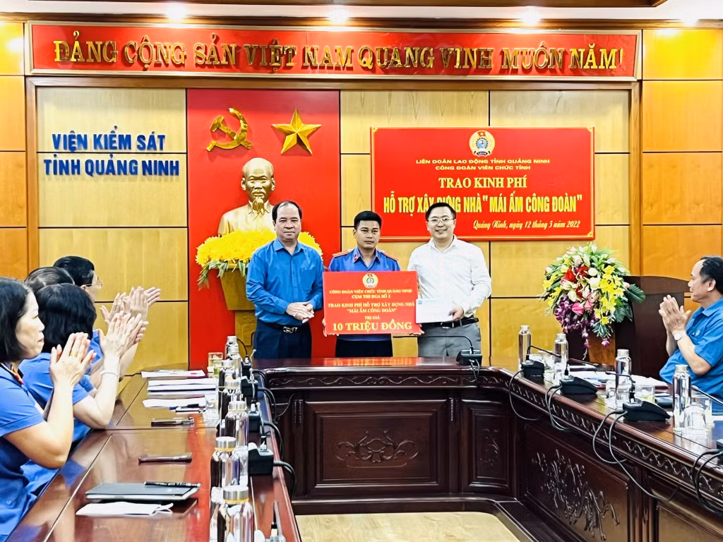 Lãnh đạo CĐVC tỉnh và Cụm thi đua số 2 trao hỗ trợ kinh phí xây "Mái ấm Công đoàn" cho anh Lương Mạnh Thường (Viện KSND tỉnh), tháng 5/2022.