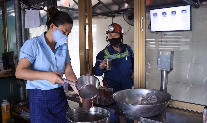 Nhà chè Than Mạo Khê - nơi cung cấp những cốc chè mát lạnh cho thợ lò sau ca sản xuất. Ảnh: Phạm Cừ