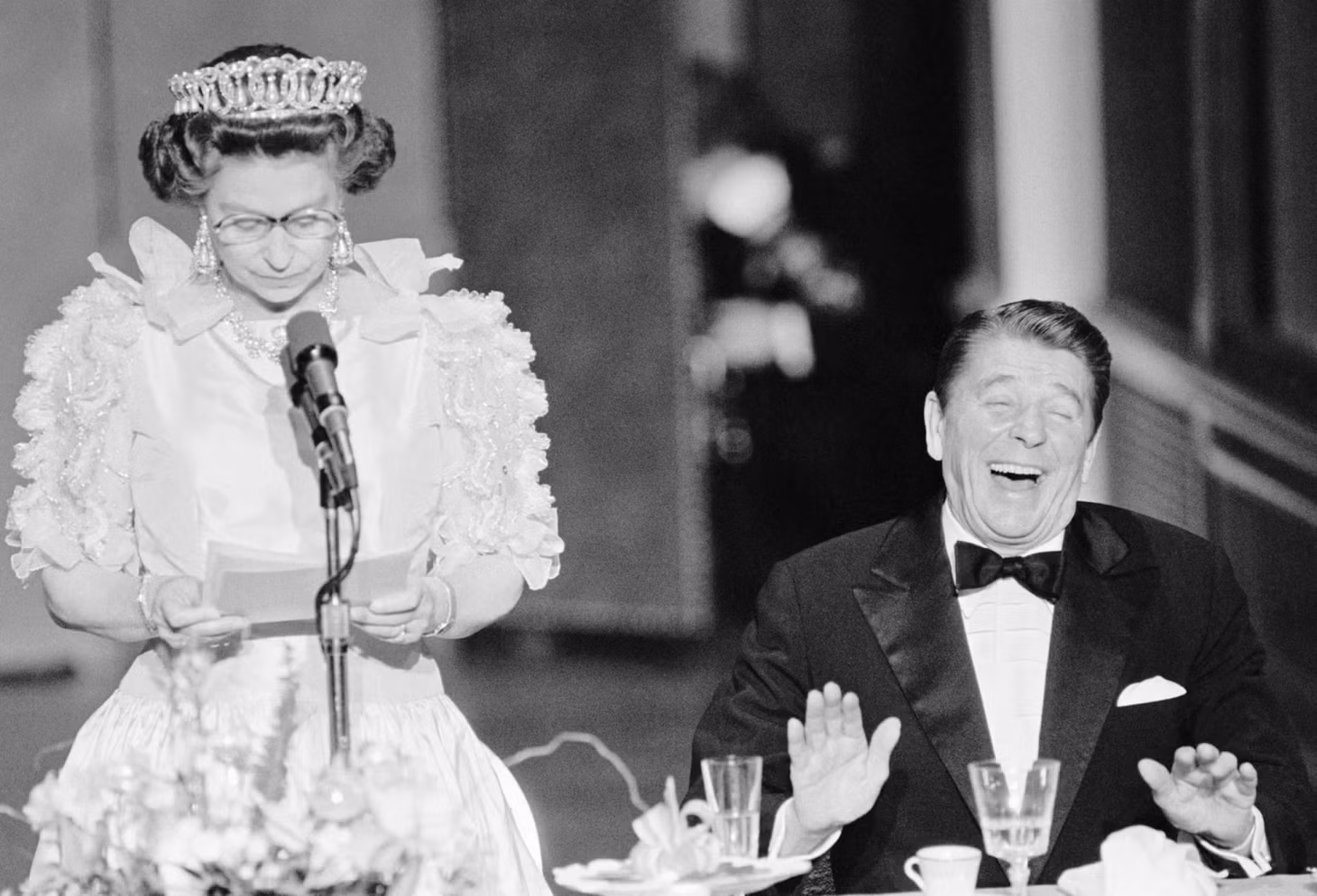 Tổng thống Mỹ Ronald Reagan bật cười khi nghe Nữ hoàng Elizabeth II kể chuyện về thời tiết ở California khi bà đến thăm Mỹ năm 1983.
