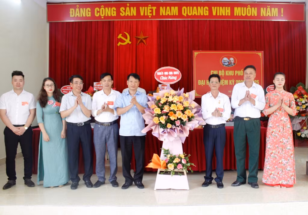Ðến thời điểm này, TP Móng Cái đã hoàn thành mục tiêu 100% Bí thư chi bộ đồng thời là Trưởng thôn, khu phố, với việc lựa chọn nhân sự theo phương thức “Dân tin rồi Ðảng mới cử”.