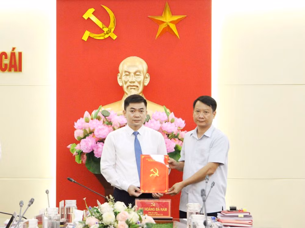 Lãnh đạo UBND TP Móng Cái trao quyết định bổ nhiệm Trưởng phòng Giáo dục và Đào tạo TP Móng Cái thông qua thi tuyển.