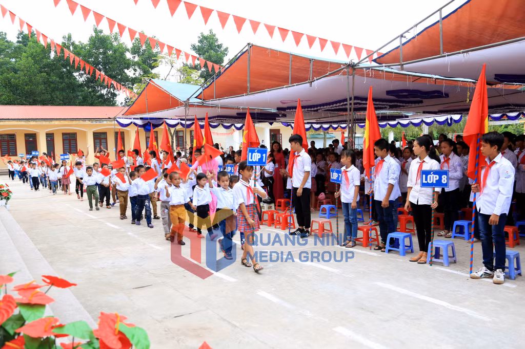 Ngày khai giảng năm học mới 2017-2018 của các bé học sinh lớp 1, Trường Tiểu học Thị trấn Ba Chẽ (huyện Ba Chẽ). Ảnh: Minh Hà