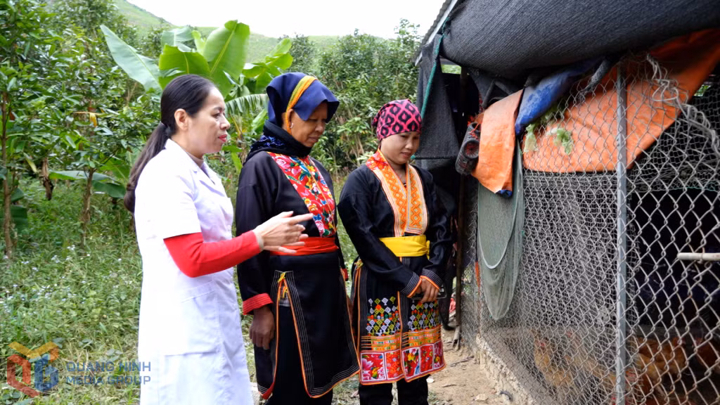 Bác sĩ Nguyễn Thị Thắng, Trạm trưởng Trạm Y tế xã Đồn Đạc (huyện Ba Chẽ) hướng dẫn người dân phòng bệnh cúm gia cầm lây sang người.