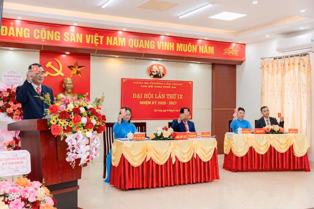 Đại hội Chi bộ Khu phố 3A, phường Cẩm Trung (TP Cẩm Phả), biểu quyết thông qua Nghị quyết đại hội lần thứ Ĩ, nhiệm kỳ 2025-2027.