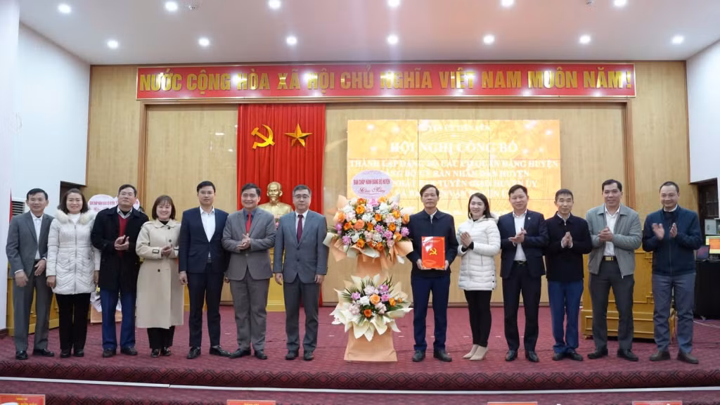Huyện ủy Tiên Yên công bố quyết định thành lập Đảng bộ và hợp nhất cơ quan trực thuộc.