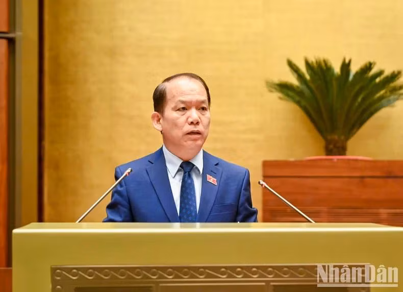 Ủy viên Ủy ban Thường vụ Quốc hội Hoàng Thanh Tùng trình bày báo cáo. (Ảnh: DUY LINH)